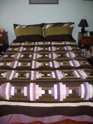 Thea's Cabin - Queen with Pillow Shams - Traditional